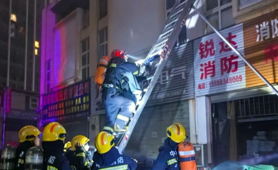 凌晨起火,一门一窗救下3条命——但基层隐患排查,不能只靠“运气好“